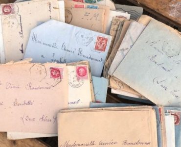 Elle sauve de la benne des lettres d'amour datant de la Seconde Guerre mondiale