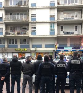 VIDÉO. À Angers, pour protester, des policiers tournent le dos à une opération