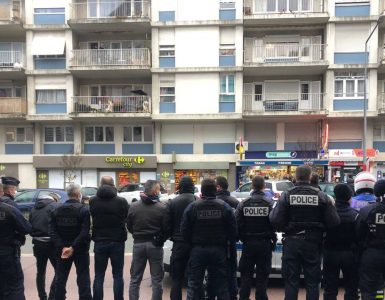 VIDÉO. À Angers, pour protester, des policiers tournent le dos à une opération