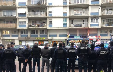 VIDÉO. À Angers, pour protester, des policiers tournent le dos à une opération