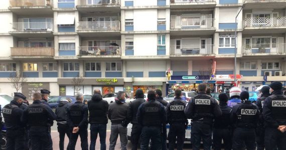 VIDÉO. À Angers, pour protester, des policiers tournent le dos à une opération