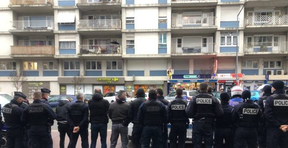 VIDÉO. À Angers, pour protester, des policiers tournent le dos à une opération