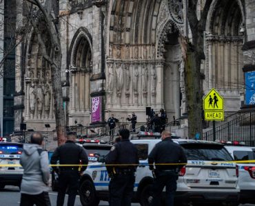 Un homme ouvre le feu devant une cathédrale de Manhattan