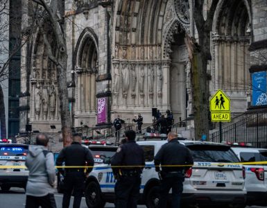 Un homme ouvre le feu devant une cathédrale de Manhattan