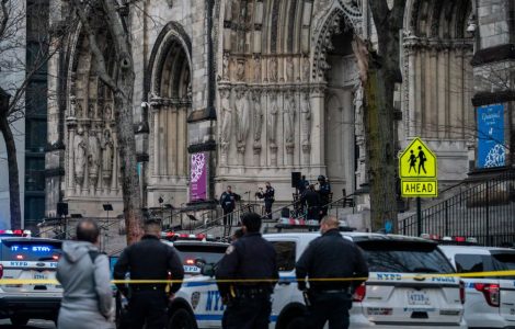 Un homme ouvre le feu devant une cathédrale de Manhattan