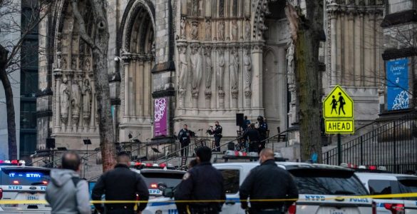 Un homme ouvre le feu devant une cathédrale de Manhattan
