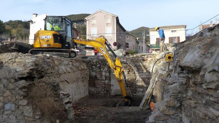 Enfouis dans les limons de la vallée du Rhône, les vestiges d'une abbaye refont surface