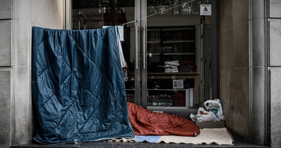 La Cour des comptes presse le gouvernement d’accélérer le Logement d’abord