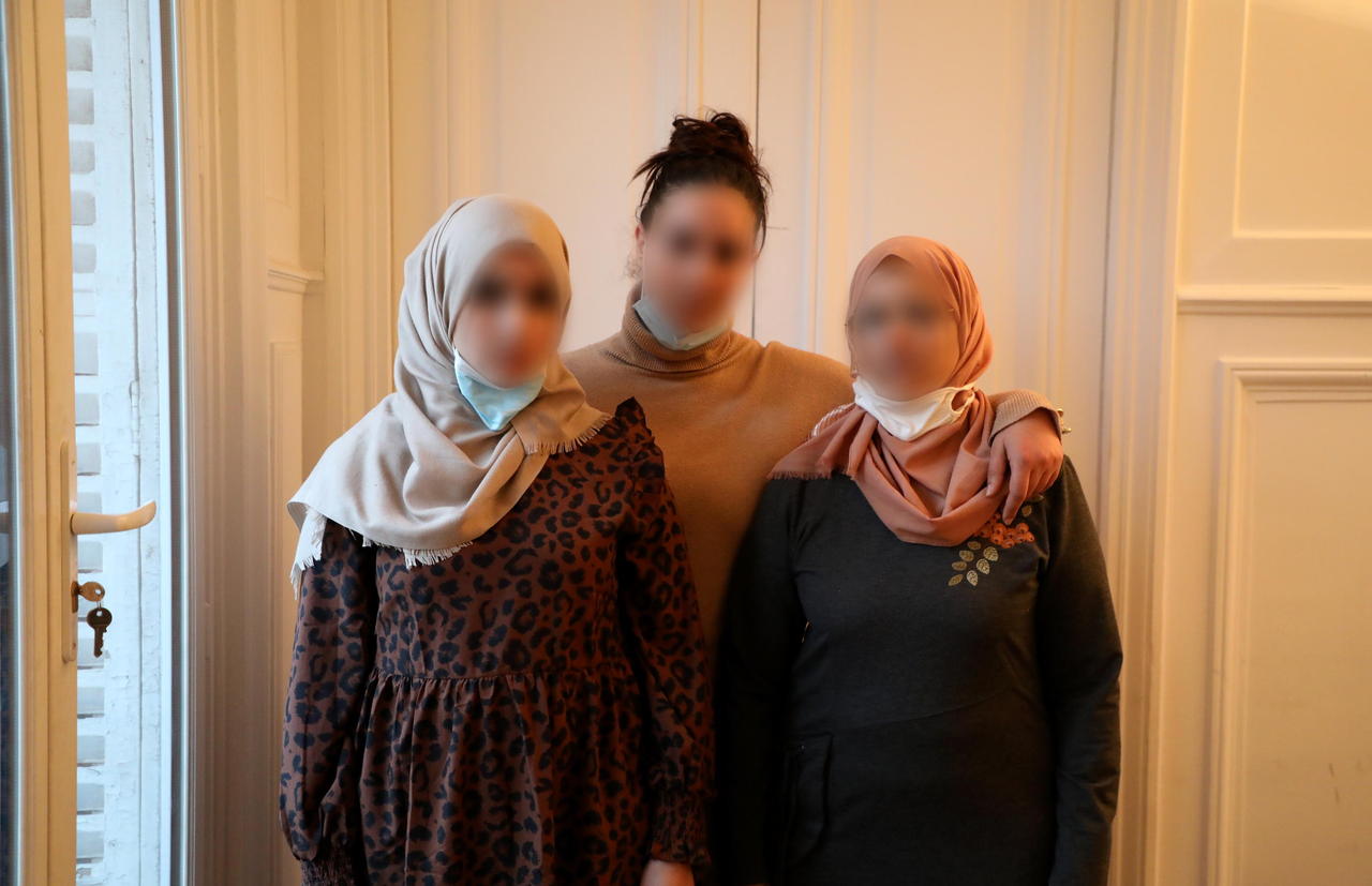 La famille de Mehrez, sa mère et ses deux sœurs.