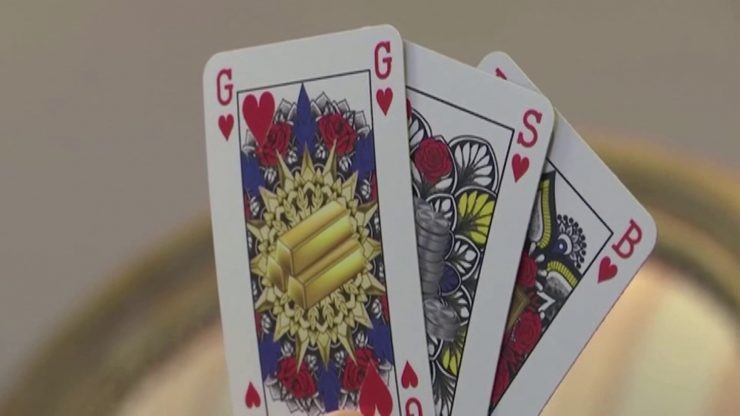 Une étudiante lance un jeu de cartes sans rois ni reines ni valets pour promouvoir l’égalité des sexes et des races