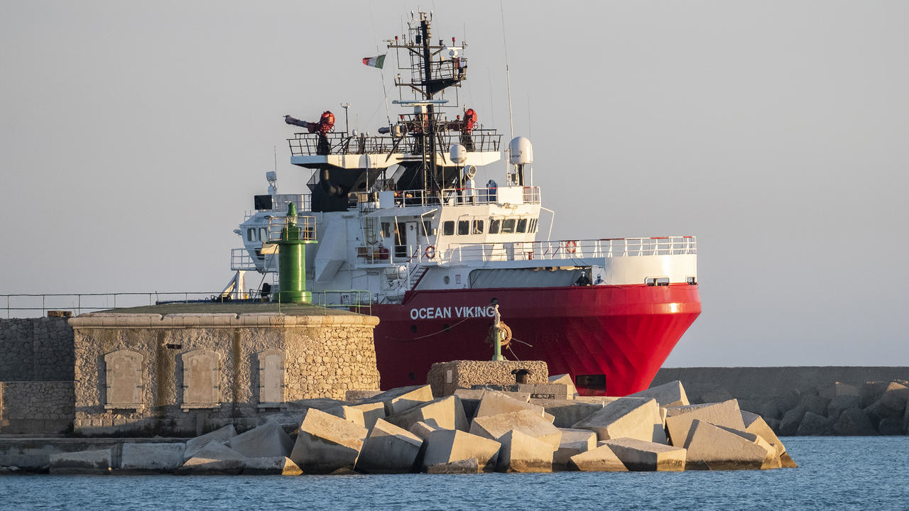 «Ocean Viking», le navire de SOS Méditerranée, embarque 424 migrants au ...