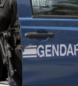 Les gendarmes viennent cueillir le protagoniste d'une rixe au petit matin, ils se font tirer dessus près de Nantes