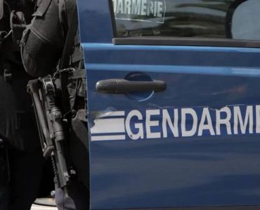 Les gendarmes viennent cueillir le protagoniste d'une rixe au petit matin, ils se font tirer dessus près de Nantes