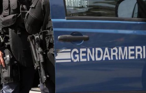 Les gendarmes viennent cueillir le protagoniste d'une rixe au petit matin, ils se font tirer dessus près de Nantes