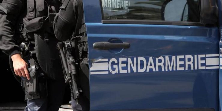 Les gendarmes viennent cueillir le protagoniste d'une rixe au petit matin, ils se font tirer dessus près de Nantes