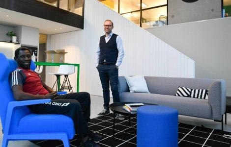 « Ça ne coûte rien et ça offre du bonheur » : ces patrons hébergent des SDF dans leur bureau