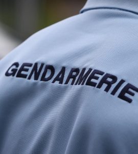 Un couple de gendarmes agressé dans son logement de service à Grandvilliers, le militaire fait usage de son arme