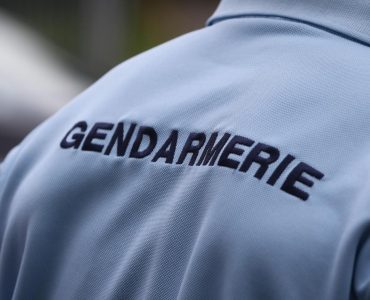 Un couple de gendarmes agressé dans son logement de service à Grandvilliers, le militaire fait usage de son arme