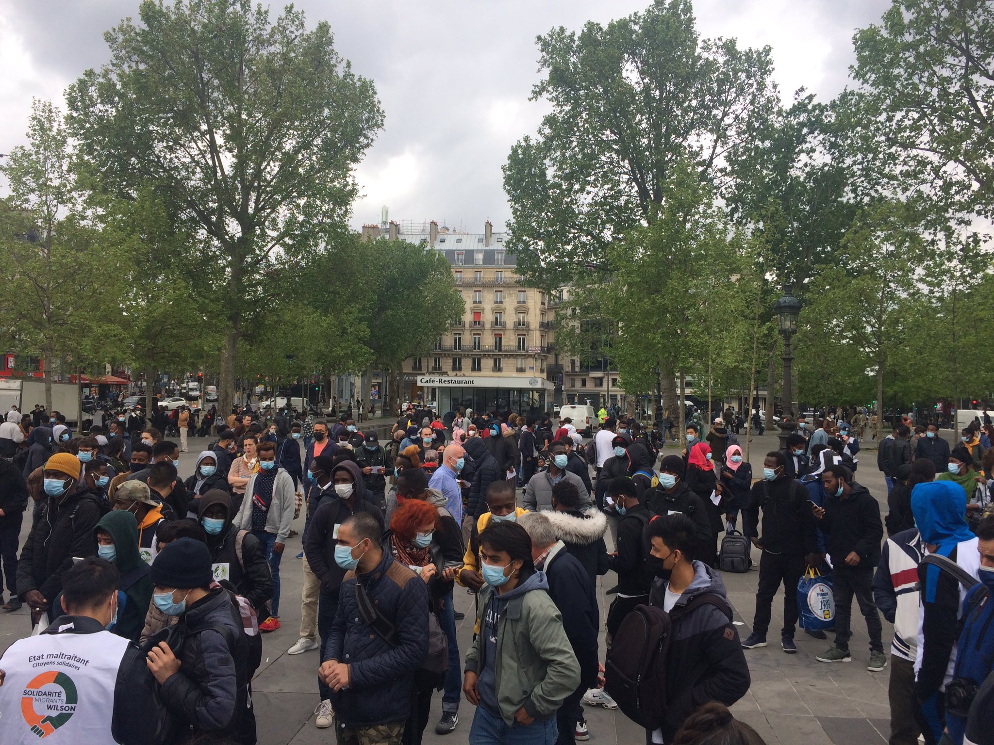 Paris : soutenus par le collectif Réquisitions, des centaines de sans ...