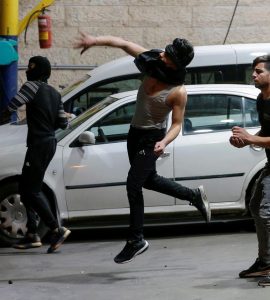 Israël déclare l’état d’urgence à Lod, ville judéo-arabe “au bord de la guerre civile”