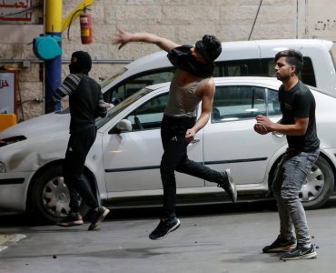 Israël déclare l’état d’urgence à Lod, ville judéo-arabe “au bord de la guerre civile”