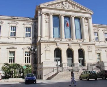Trois demandeurs d’asile nigérians jugés pour la vente de faux billets de train à des migrants