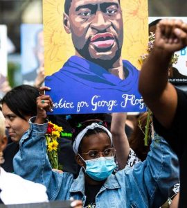 Une voiture fonce sur un groupe de manifestants antiracistes à Minneapolis, un mort