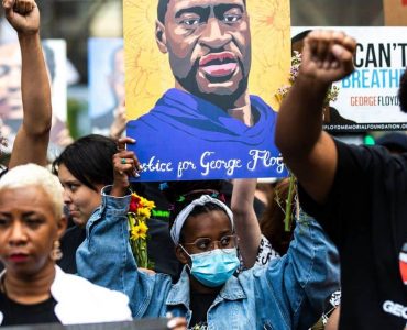 Une voiture fonce sur un groupe de manifestants antiracistes à Minneapolis, un mort