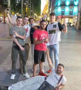 «Plein de gens» et des belles vitrines : les Champs-Elysées, terrain de jeu des jeunes de banlieue