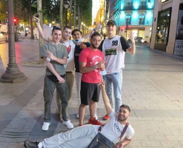 «Plein de gens» et des belles vitrines : les Champs-Elysées, terrain de jeu des jeunes de banlieue