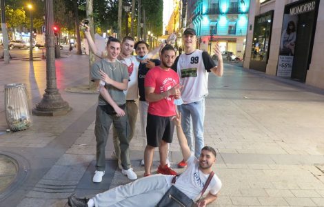 «Plein de gens» et des belles vitrines : les Champs-Elysées, terrain de jeu des jeunes de banlieue
