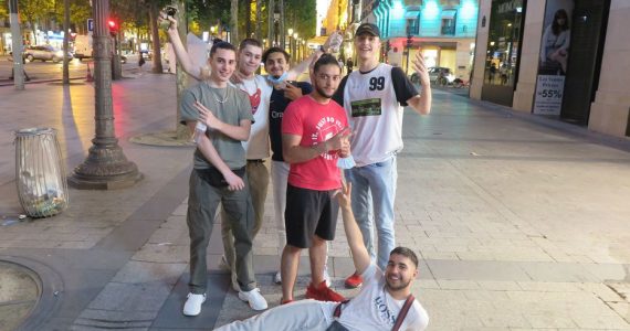 «Plein de gens» et des belles vitrines : les Champs-Elysées, terrain de jeu des jeunes de banlieue