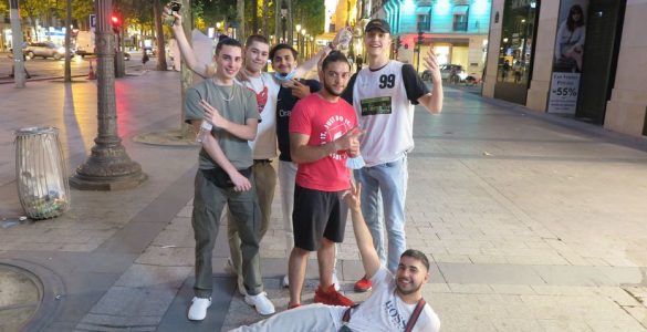 «Plein de gens» et des belles vitrines : les Champs-Elysées, terrain de jeu des jeunes de banlieue