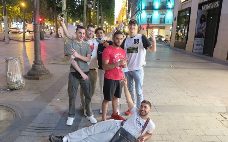 «Plein de gens» et des belles vitrines : les Champs-Elysées, terrain de jeu des jeunes de banlieue