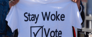 Comment le mot « woke » est devenu une arme pour torpiller les militants anti-discriminations