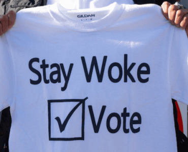 Comment le mot « woke » est devenu une arme pour torpiller les militants anti-discriminations