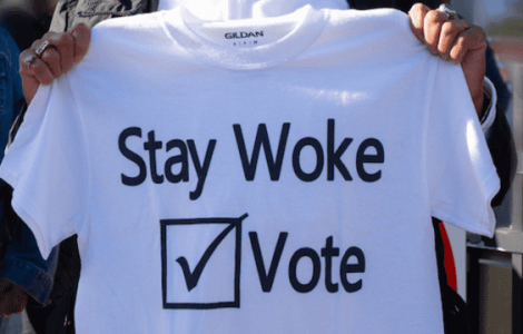 Comment le mot « woke » est devenu une arme pour torpiller les militants anti-discriminations