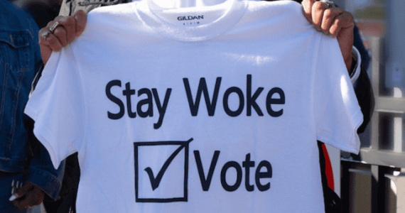 Comment le mot « woke » est devenu une arme pour torpiller les militants anti-discriminations