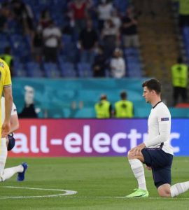 Des sifflets pour le genou à terre des Anglais à Rome avant de défier l'Ukraine