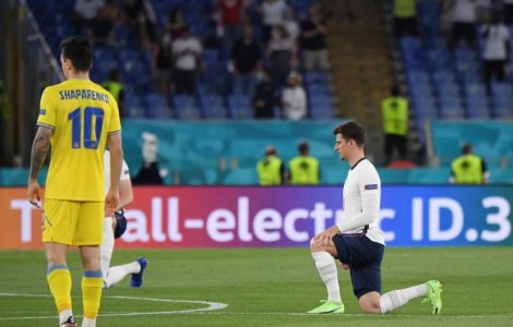 Des sifflets pour le genou à terre des Anglais à Rome avant de défier l'Ukraine