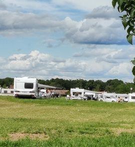 Interdit de construire sur son terrain à Maintenon, un homme a invité des gens du voyage à s’y installer