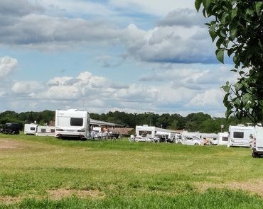 Interdit de construire sur son terrain à Maintenon, un homme a invité des gens du voyage à s’y installer