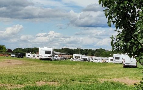 Interdit de construire sur son terrain à Maintenon, un homme a invité des gens du voyage à s’y installer