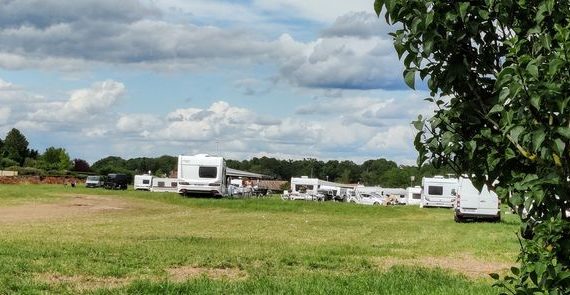 Interdit de construire sur son terrain à Maintenon, un homme a invité des gens du voyage à s’y installer