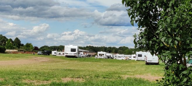 Interdit de construire sur son terrain à Maintenon, un homme a invité des gens du voyage à s’y installer