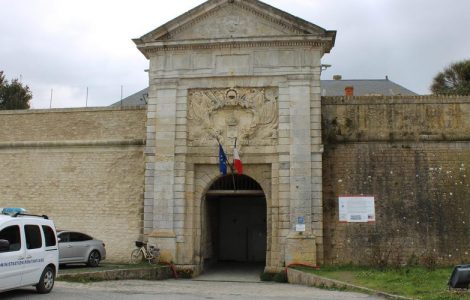 Charente-Maritime : une avocate surprise en pleins ébats sexuels avec un détenu à la centrale de Saint-Martin-de-Ré