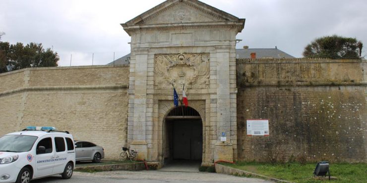 Charente-Maritime : une avocate surprise en pleins ébats sexuels avec un détenu à la centrale de Saint-Martin-de-Ré