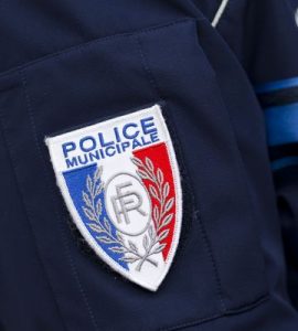 Grenoble : un homme en scooter fonce sur un policier municipal d'Echirolles et le blesse grièvement