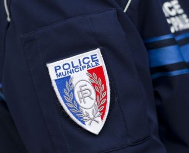 Grenoble : un homme en scooter fonce sur un policier municipal d'Echirolles et le blesse grièvement