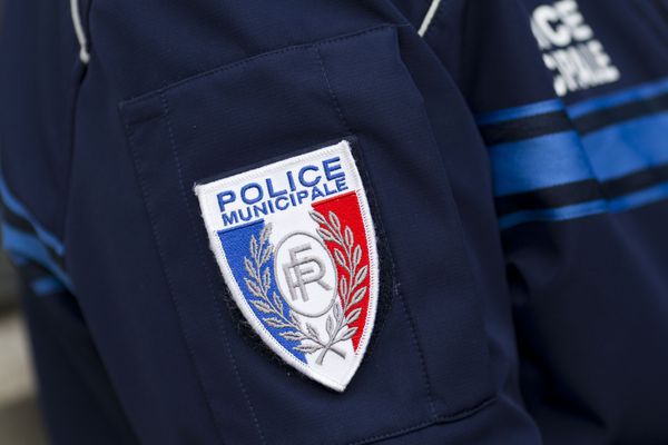 Grenoble : un homme en scooter fonce sur un policier municipal d'Echirolles et le blesse grièvement